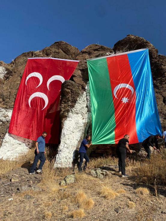 Ülkücüler, MHP dağına Azerbaycan bayrağı astı