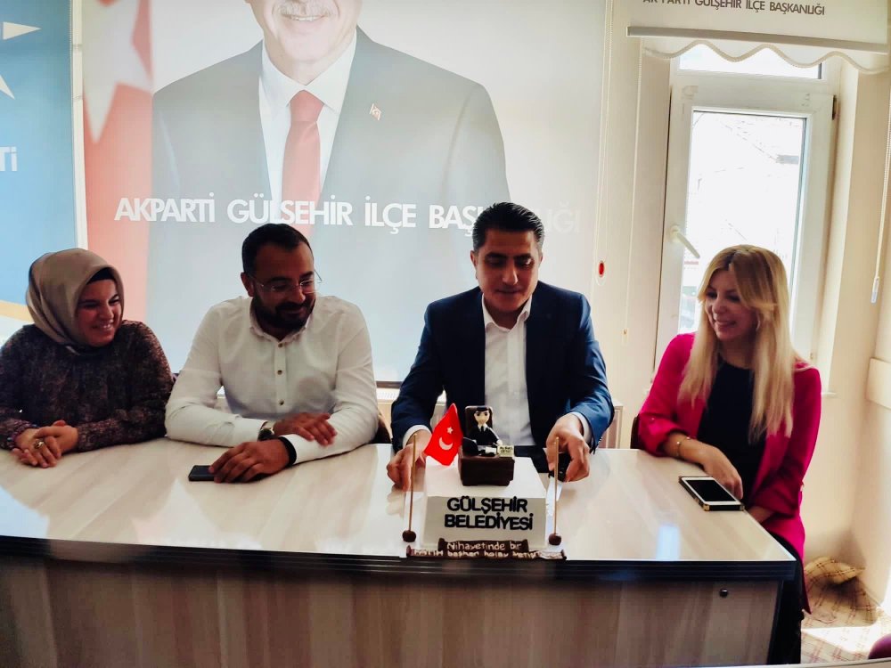 Gülşehir Belediyesi çalışanlarından başkana doğum günü sürprizi