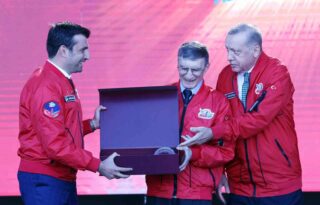 Erdoğan ve Aliyev, TEKNOFEST’te kazanan takımlara ödüllerini verdi