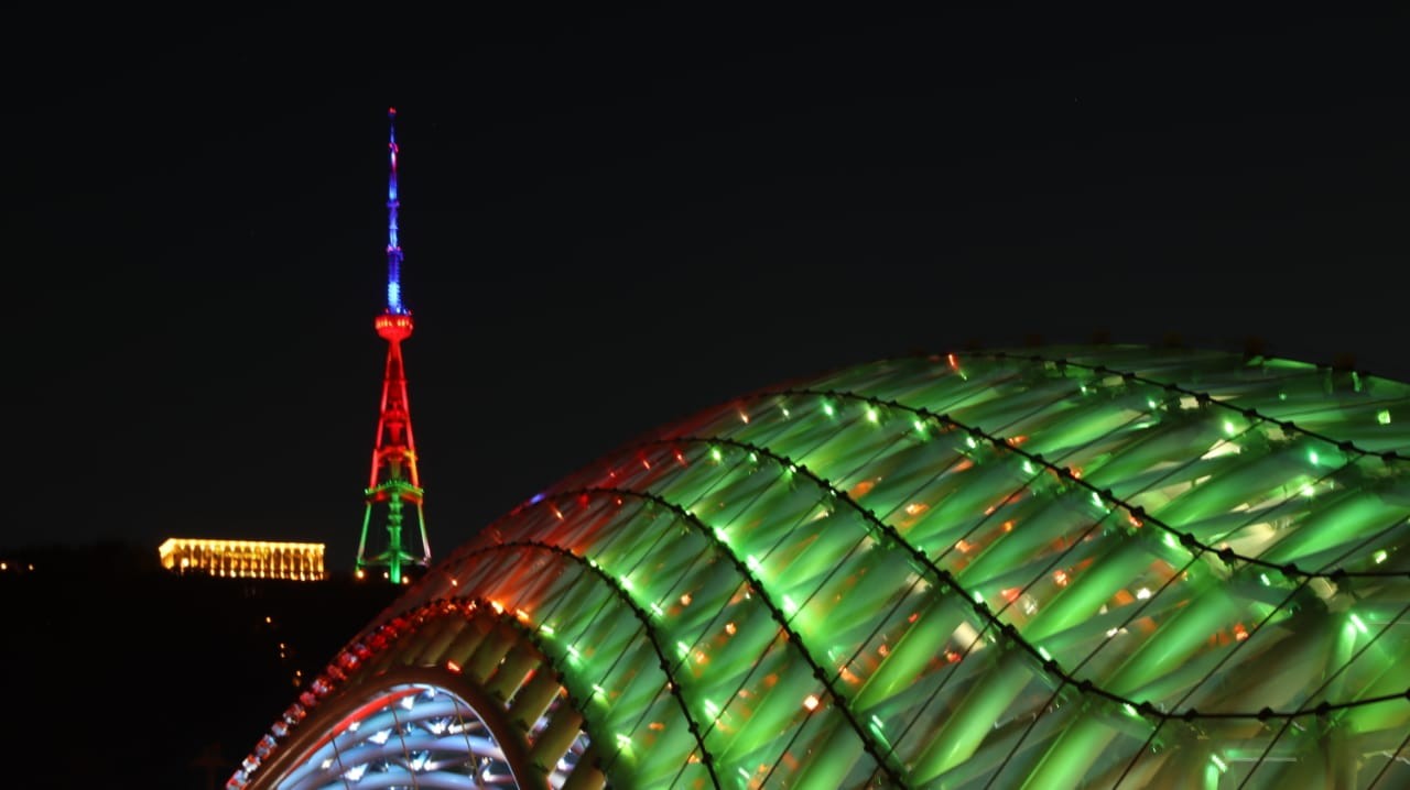 Tiflis’te Televizyon Kulesi Azerbaycan bayrağının renkleriyle aydınlatıldı