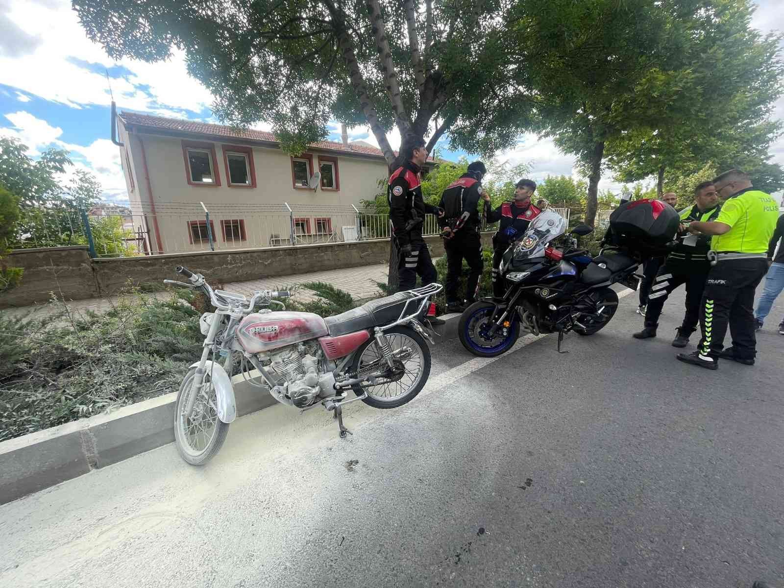 Polise yakalanan ehliyetsiz sürücü motosikletini yakmaya çalıştı