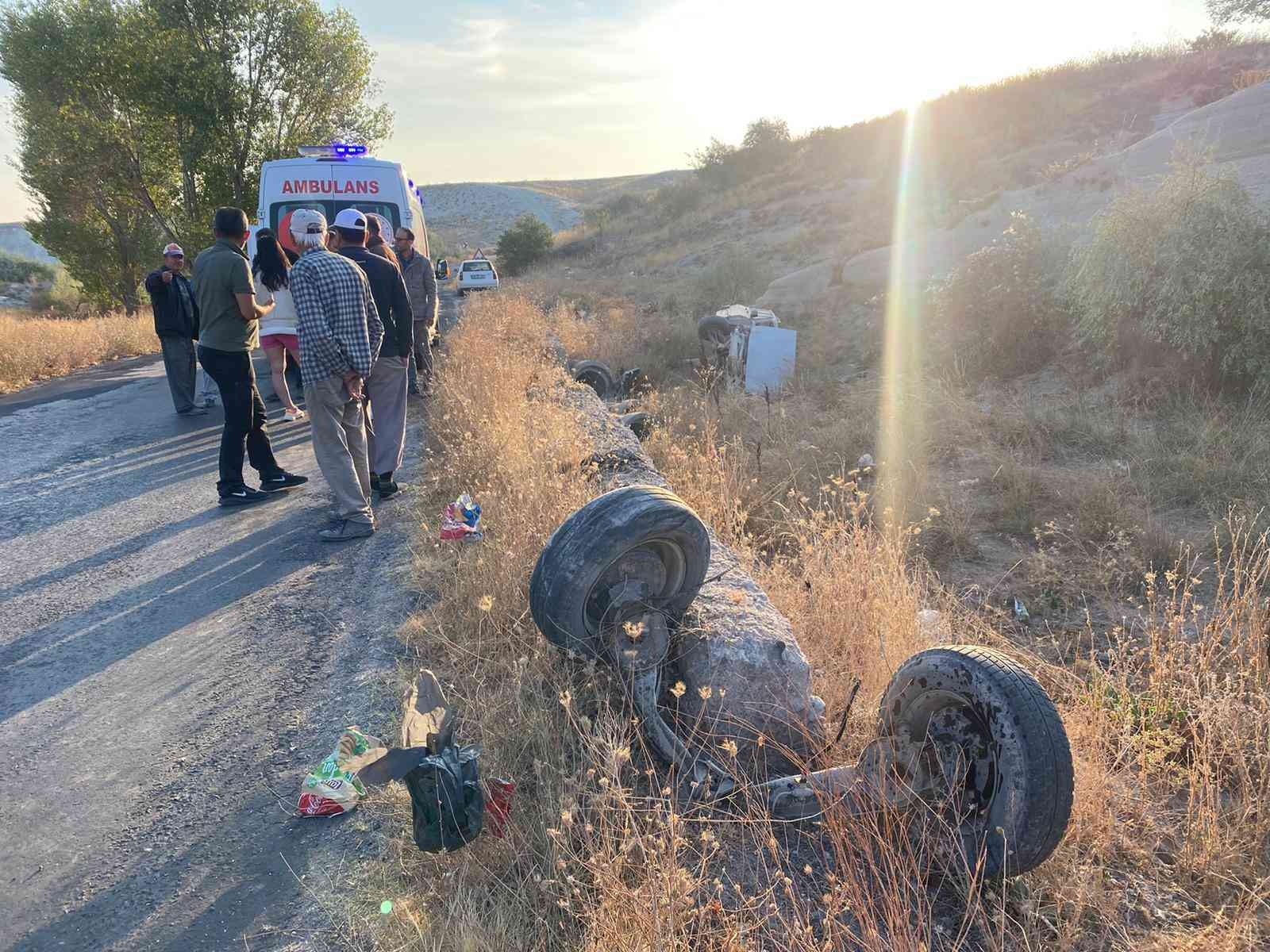 Yol kenarına uçan aracın tekerlekleri koptu: 2 yaralı