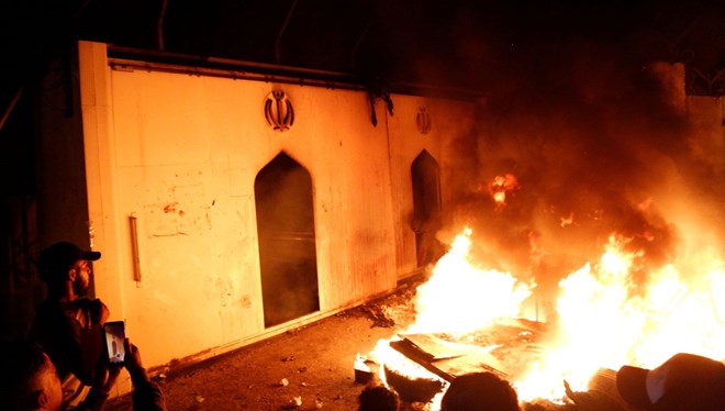 Irak’ta, İran Başkonsolosluğu Ateşe Verildi (Sokağa çıkma yasağı ilan edildi)