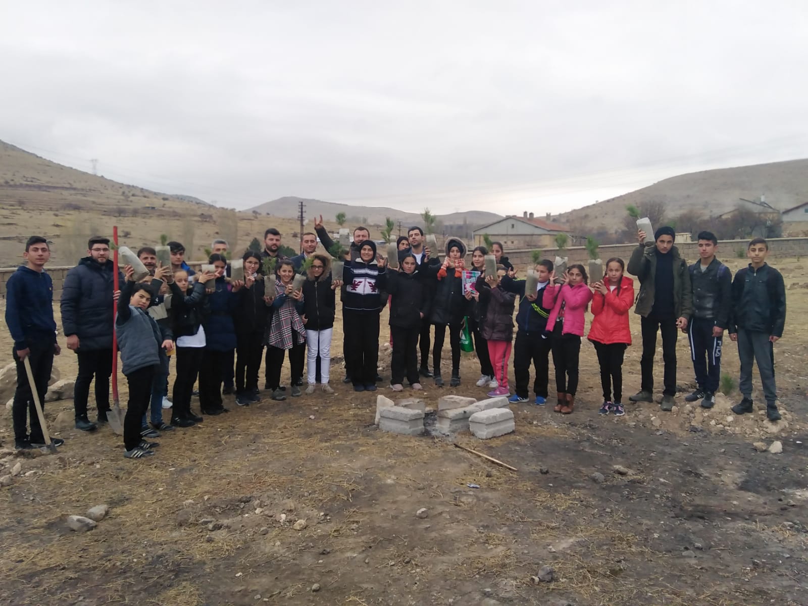 Nevşehir Ülkü Ocakları okullarda fidan dikti