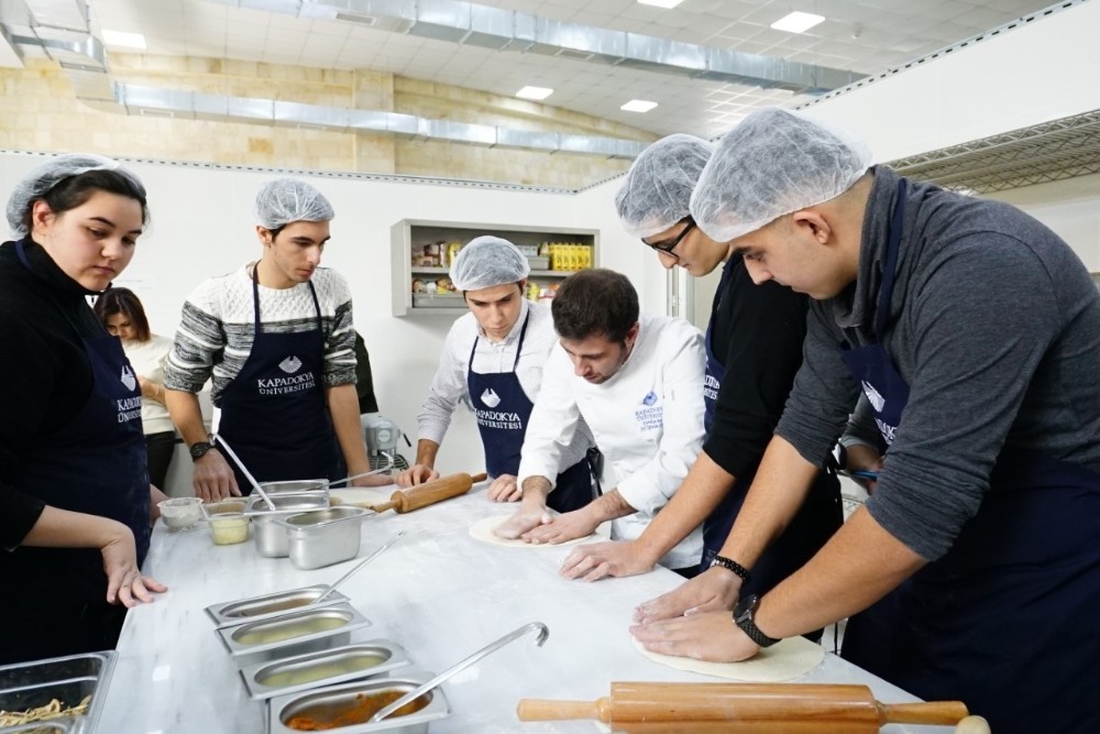 Kapadokya Üniversitesinden lise öğrencilerine İtalyan mutfağı atölyesi