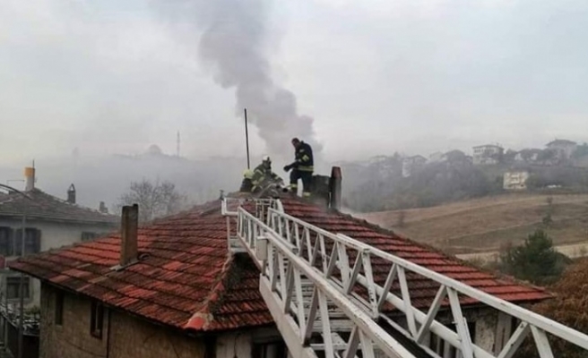 Ortahisar’da baca yangını çatıya dağılmadan söndürüldü