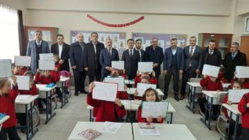 VALİ AKTAŞ ÖĞRENCİLERE YARIYIL KARNELERİNİ VERDİ