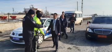 VALİ AKTAŞ DERİNKUYU TRAFİK UYGULAMA KONTROL NOKTASINDAYDI