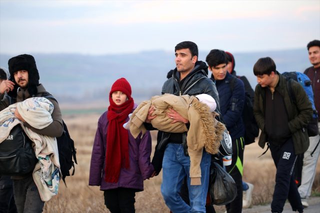 Avrupa’ya Gitmek İsteyen Suriyeli Göçmenler Sınır Bölgelerine Akın Etti