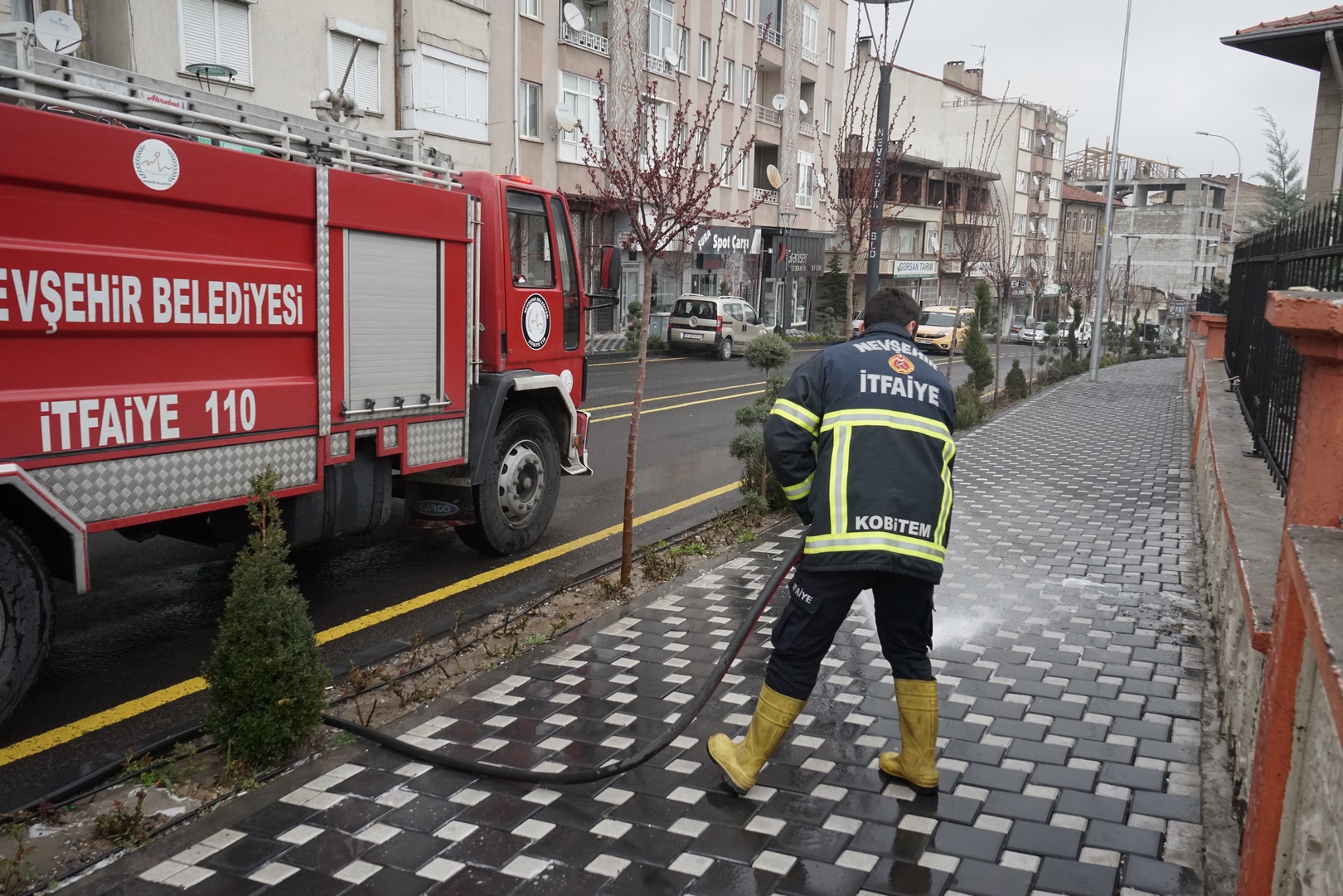 CADDE VE SOKAKLAR DEZENFEKTE EDİLİYOR