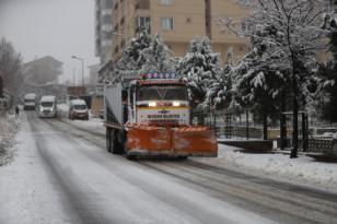 BELEDİYE EKİPLERİ KARLA MÜCADELE ÇALIŞMALARINI ARALIKSIZ SÜRDÜRÜYOR