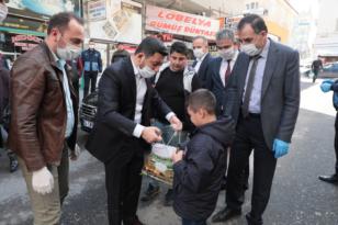 BELEDİYE BAŞKANI RASİM ARI, VATANDAŞLARA MASKE, ELDİVEN VE KOLONYA DAĞITTI