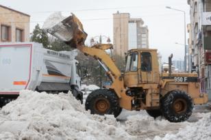 CADDE VE SOKAKLARDA KAR TEMİZLİĞİ ÇALIŞMALARI SÜRÜYOR