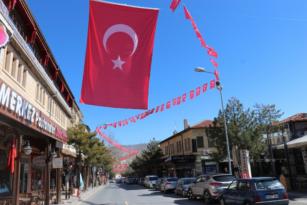 Ürgüp’te caddeler bayraklarla donatıldı