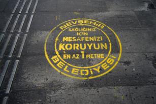 KALDIRIMLARDA VE BANKA ÖNLERİNDE SOSYAL MESAFE UYARISI