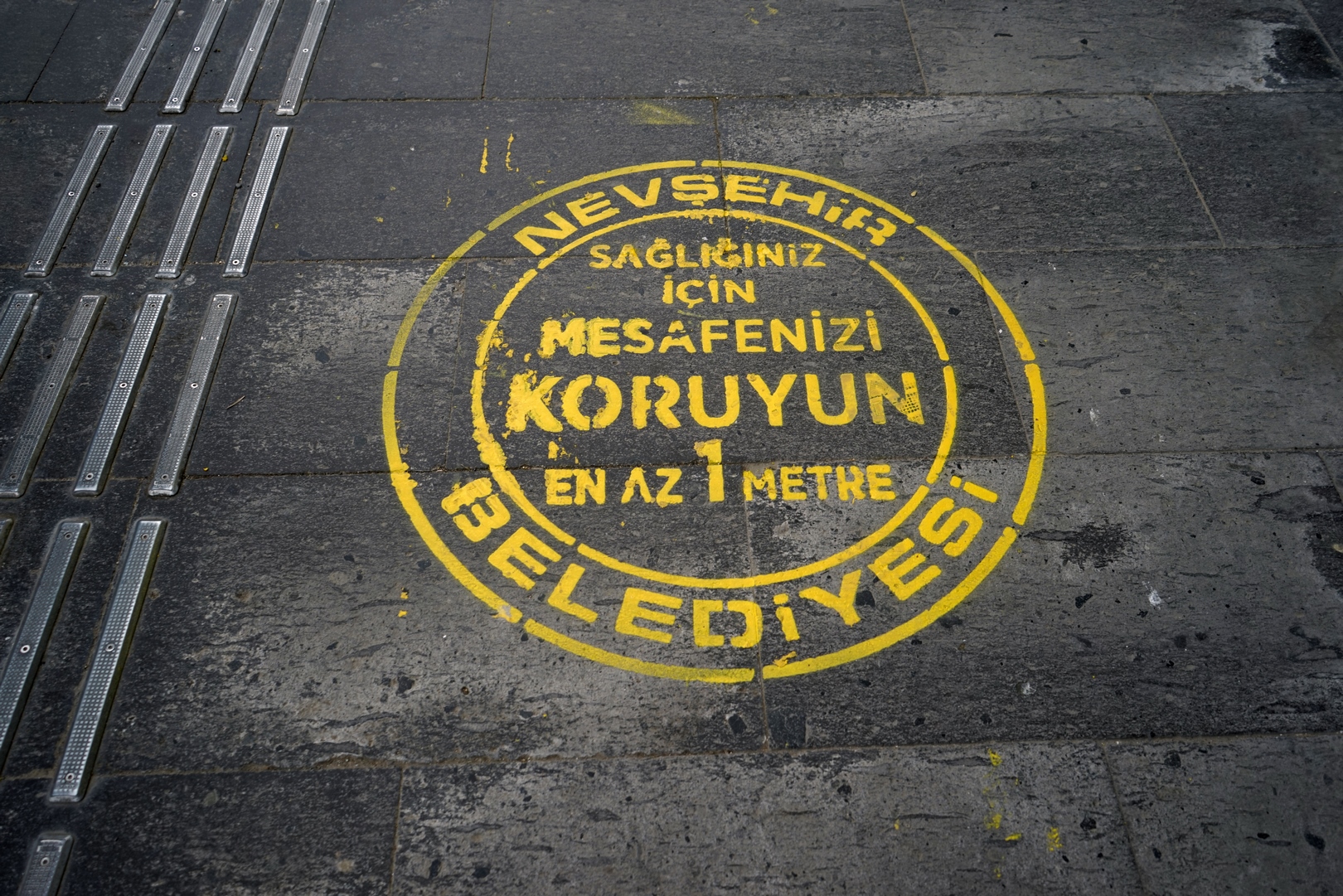 KALDIRIMLARDA VE BANKA ÖNLERİNDE SOSYAL MESAFE UYARISI