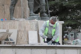 HÜKÜMET KONAĞI ÖNÜNDEKİ BAKIM VE YENİLEME ÇALIŞMALARI SÜRÜYOR