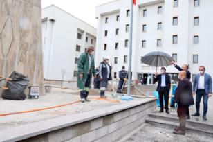 BELEDİYE BAŞKANI ARI, HÜKÜMET KONAĞI ÖNÜNDEKİ BAKIM VE YENİLEME ÇALIŞMALARINI İNCELEDİ