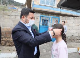 BELEDİYE BAŞKANI ARI, VATANDAŞLARA MASKE DAĞITTI