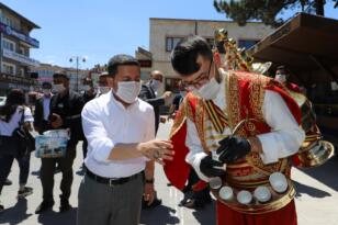 BAŞKAN ARI VATANDAŞLARA ŞERBET İKRAM ETTİ