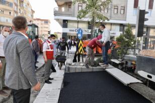BAŞKAN ARI, SAATÇİ HOCA CADDESİ’NDE ASFALT SERDİ, ÇALIŞANLARA BAKLAVA İKRAM ETTİ