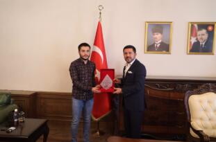 GENÇ YAZARA ÖDÜLÜNÜ BAŞKAN ARI VERDİ