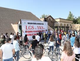 LGS’DE İLK 250 DERECEYE GİREN ÖĞRENCİLERE BİSİKLET HEDİYELERİ VERİLDİ