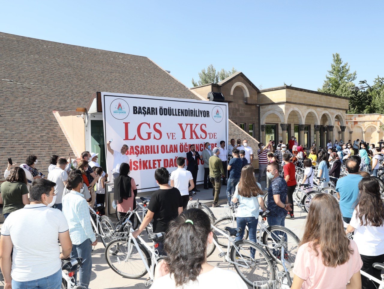 LGS’DE İLK 250 DERECEYE GİREN ÖĞRENCİLERE BİSİKLET HEDİYELERİ VERİLDİ