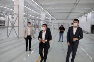 AÇILIŞ ÖNCESİ SON HAZIRLIKLARI YAPILAN BUKLET FABRİKASINI GEZEN BAŞKAN ARI’DAN İSTİHDAM MÜJDESİ