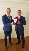 plaketleri dağıtldı