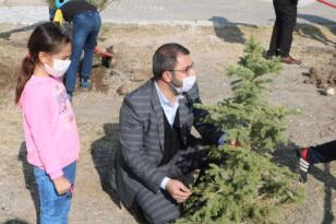 Miniklerin ağaçlandırma heyecanına ortak oldu