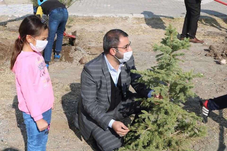 Miniklerin ağaçlandırma heyecanına ortak oldu