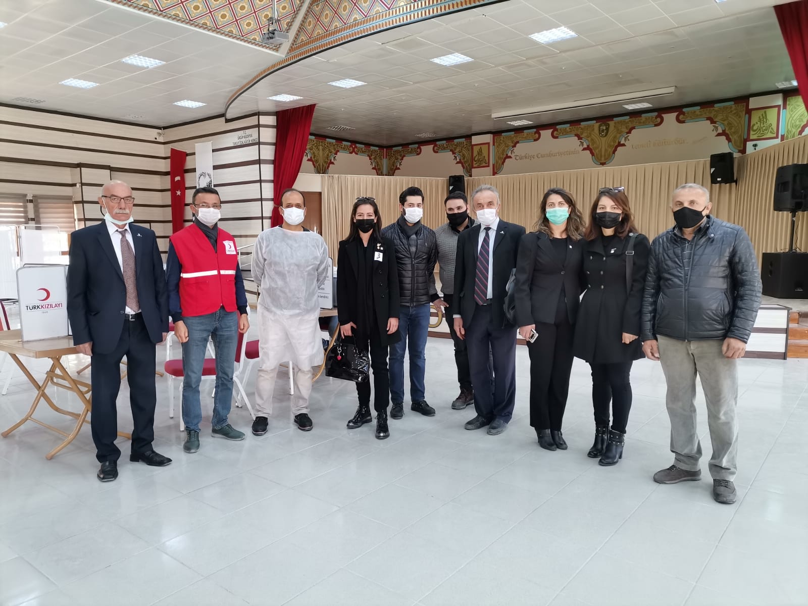 Önce çelenk sundular, sonra kan bağışında bulundular