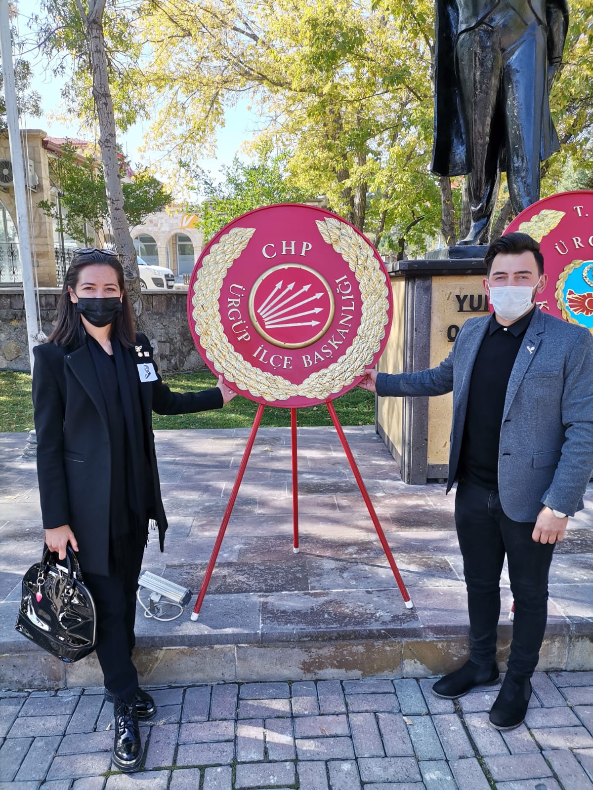 Önce çelenk sundular, sonra kan bağışında bulundular