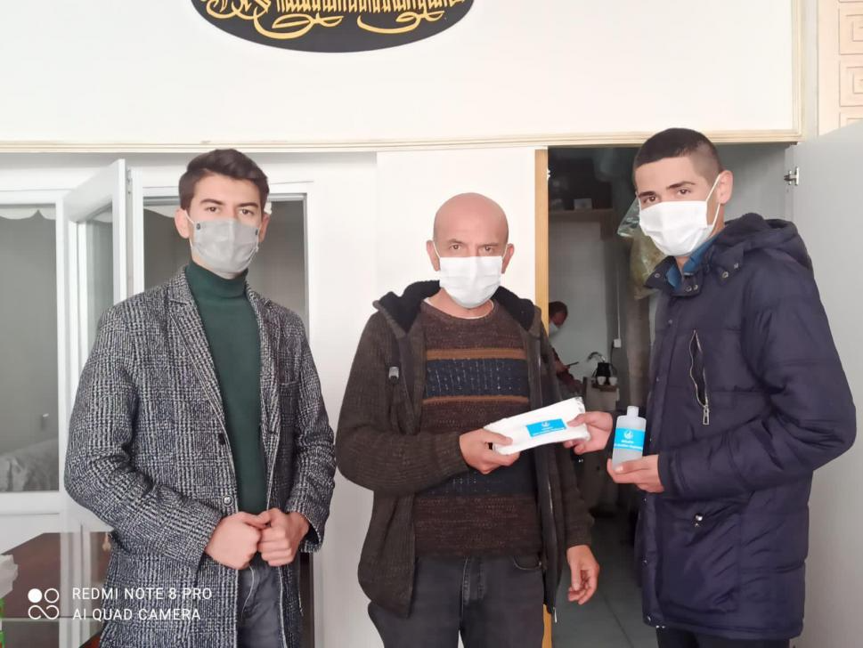 Gülşehir Ülkü Ocakları maske ve dezenfektan dağıttı