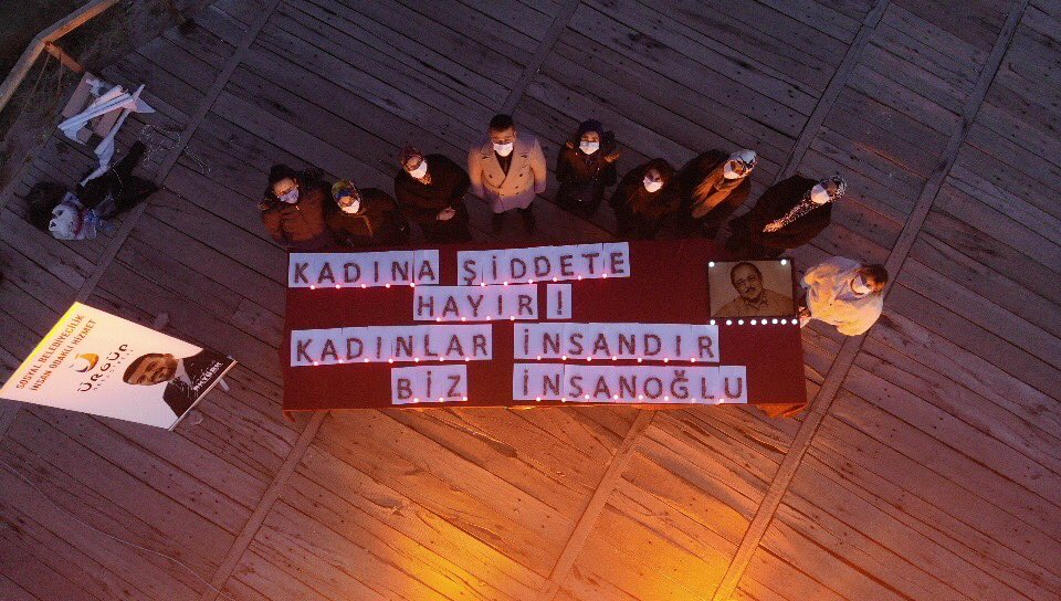 ÜRGÜP’ÜN SEMBOL YAPILARI KADINA ŞİDDETE “HAYIR” DEMEK İÇİN TURUNCU IŞIKLANDIRILDI