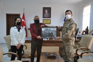 Komutana en sevdiği fotoğrafını çizdi