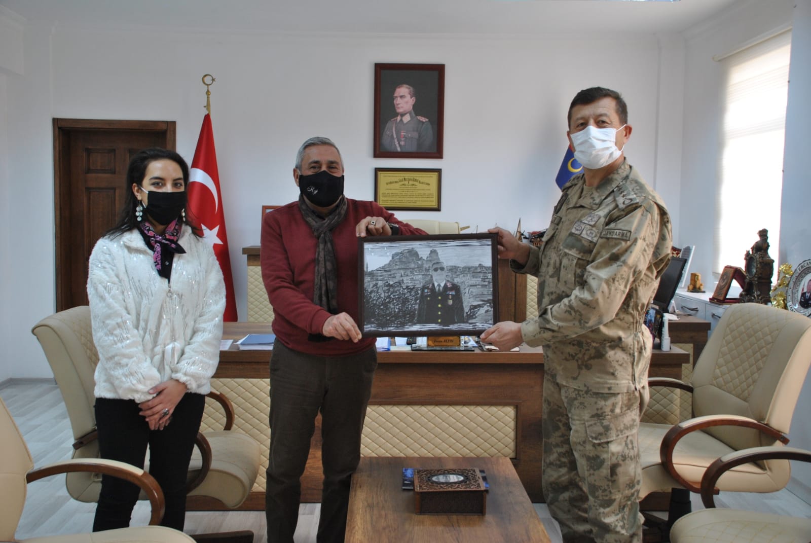 Komutana en sevdiği fotoğrafını çizdi