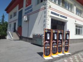 Halkın yoğunlukla bulunduğu noktalara dezenfektan yerleştirildi