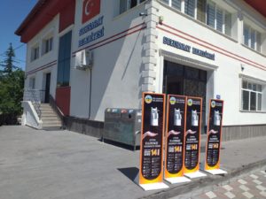 Halkın yoğunlukla bulunduğu noktalara dezenfektan yerleştirildi