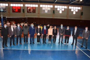 Yarışmalarda dereceye giren sporculara ödülleri takdim edildi