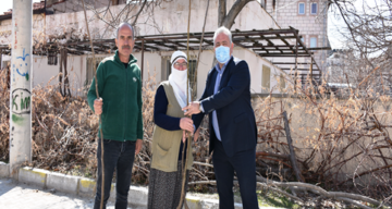 Başkan Eren, Kadınlara ceviz fidanı dağıttı