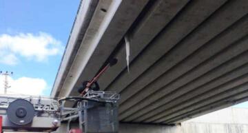 İtfaiye ekibi alt geçitteki buz sarkıtlarını temizledi