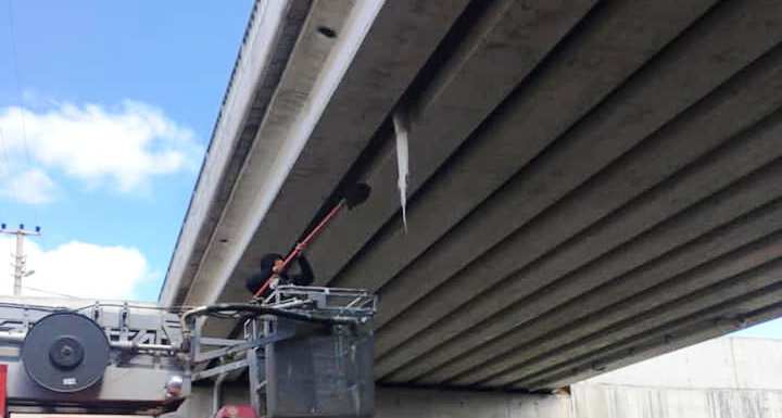 İtfaiye ekibi alt geçitteki buz sarkıtlarını temizledi