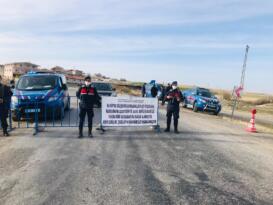 Kaymakam karantinadaki köyde incelemelerde bulundu