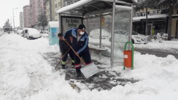 NEVŞEHİR BELEDİYESİ’NDEN YOL, KALDIRIM VE ÜST GEÇİTLERDE KAR TEMİZLİĞİ