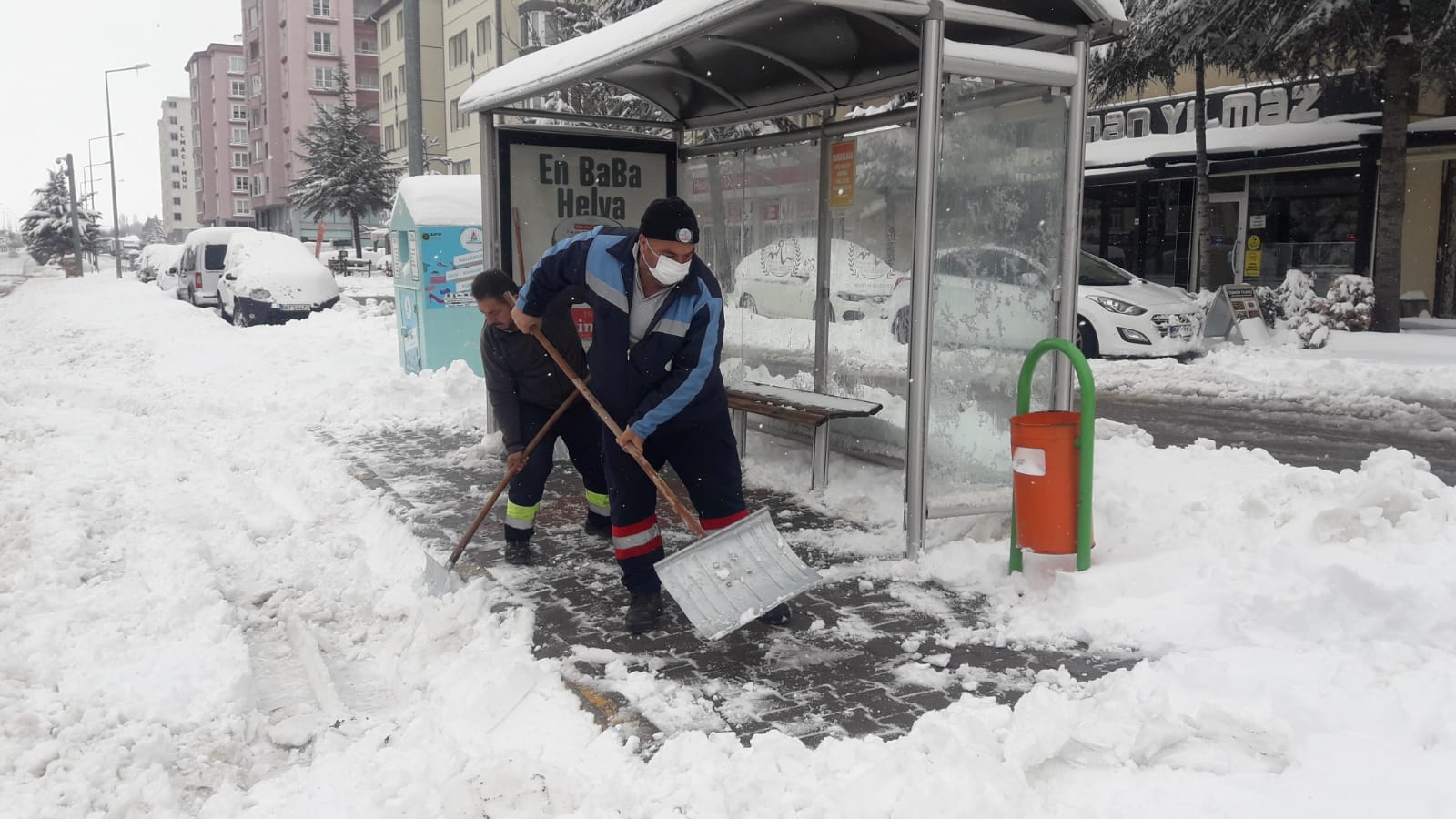 NEVŞEHİR BELEDİYESİ’NDEN YOL, KALDIRIM VE ÜST GEÇİTLERDE KAR TEMİZLİĞİ