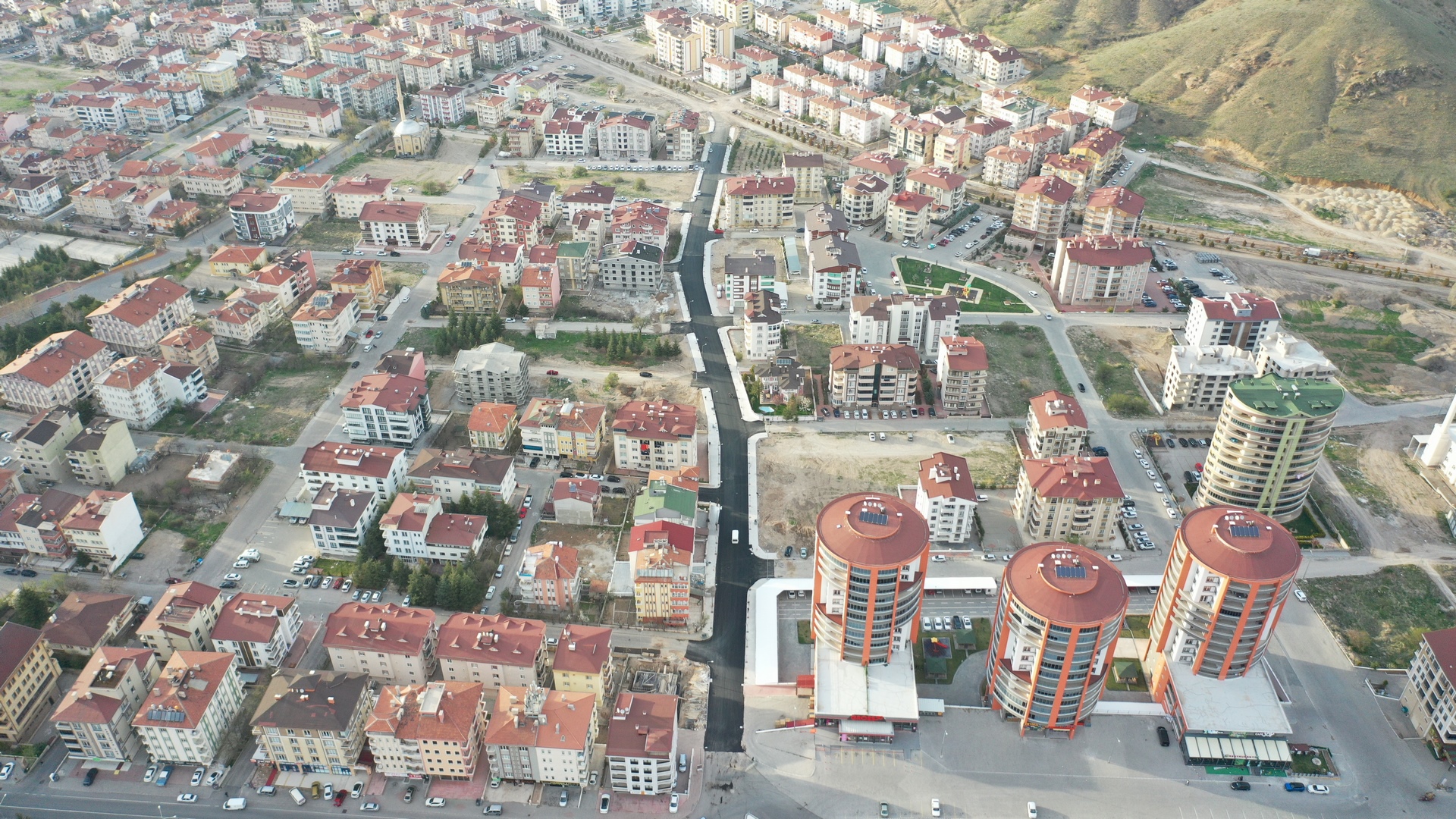 GAZİ CADDESİ SICAK ASFALT SERİMİ SONRASI YENİDEN TRAFİĞE AÇILDI