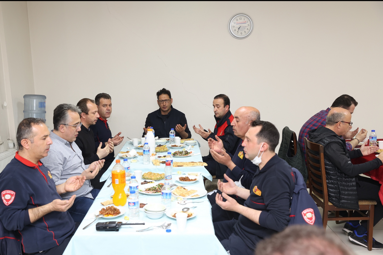 BAŞKAN SAVRAN İTFAİYE PERSONELİ İLE ORUCUNU AÇTI