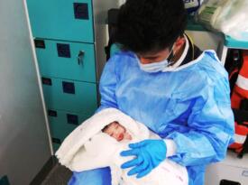Ambulansta doğum yaptı